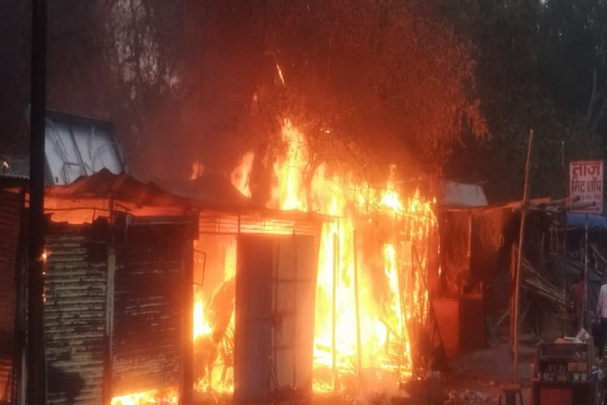 गिरिडीह : बगोदर के फुटपाथ दुकानों में लगी आग, 30 लाख रुपये का सामान जलकर खाक