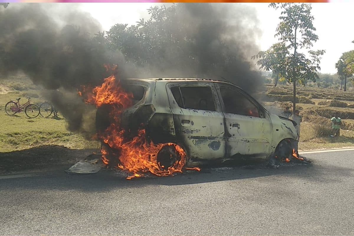 धनबाद के पूर्वी टुंडी में अचानक कार में लगी आग, ड्राइवर समेत तीन लोगों ने कूदकर बचायी जान