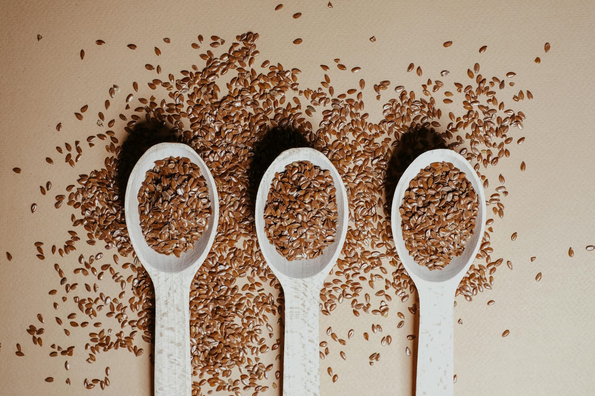 Flax Seeds: आपको क्यों खाना चाहिए फ्लैक्स सीड्स, यहां जानें
