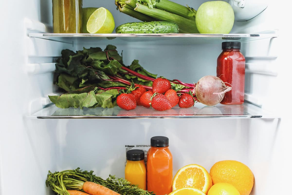 Fridge Cleaning Tips: फ्रीज से आ रही बदबू को कैसे करें साफ जानिए आसान उपाय