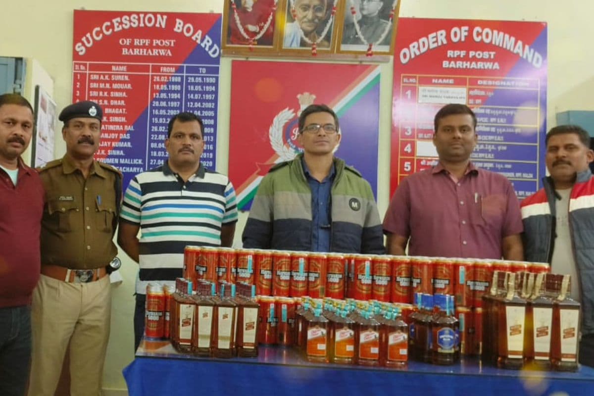 विदेशी शराब की बड़ी खेप ट्रेन से जब्त, साहिबगंज से बिहार के दो तस्कर अरेस्ट