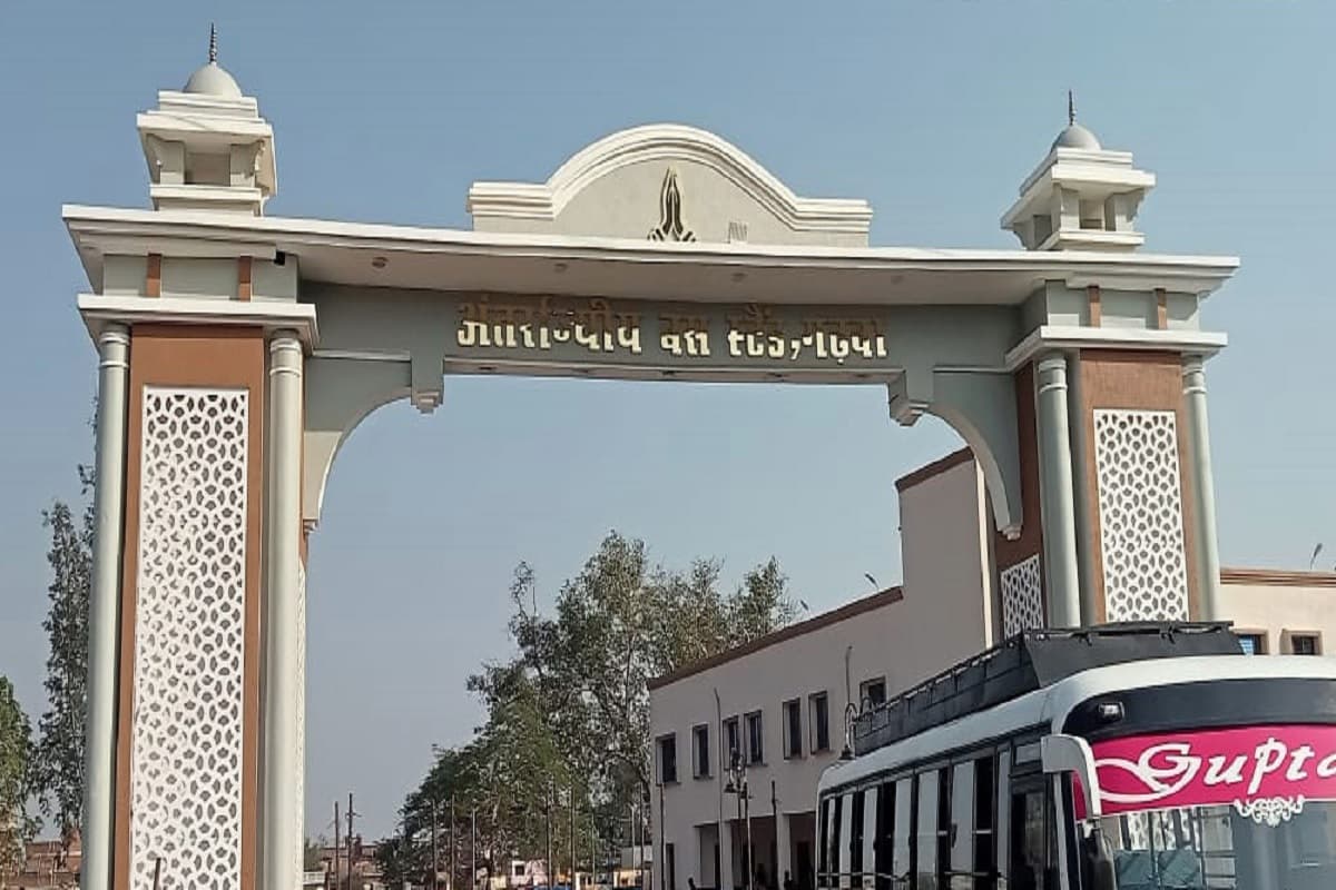 गढ़वा : बस पड़ाव का नाम बदलने के विरोध में डीसी को दिया गया आवेदन