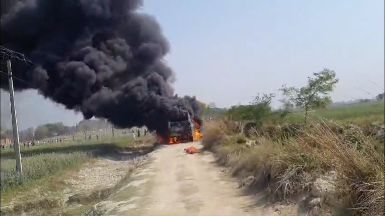 Ghazipur News: गाजीपुर में हाईटेंशन तार की चपेट में आई मिनी बस, 5 की मौत, बिजली विभाग के तीन अधिकारी सस्पेंड Ghazipur News: गाजीपुर में हाईटेंशन तार की चपेट में आई मिनी बस, 5 की मौत, बिजली विभाग के तीन अधिकारी सस्पेंड