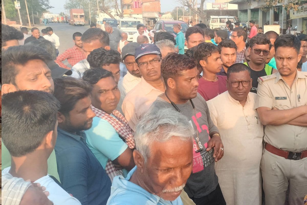 गिरिडीह में सड़क किनारे घायल युवक की मौत, मां ने जतायी हत्या की आशंका, विरोध में सड़क जाम
