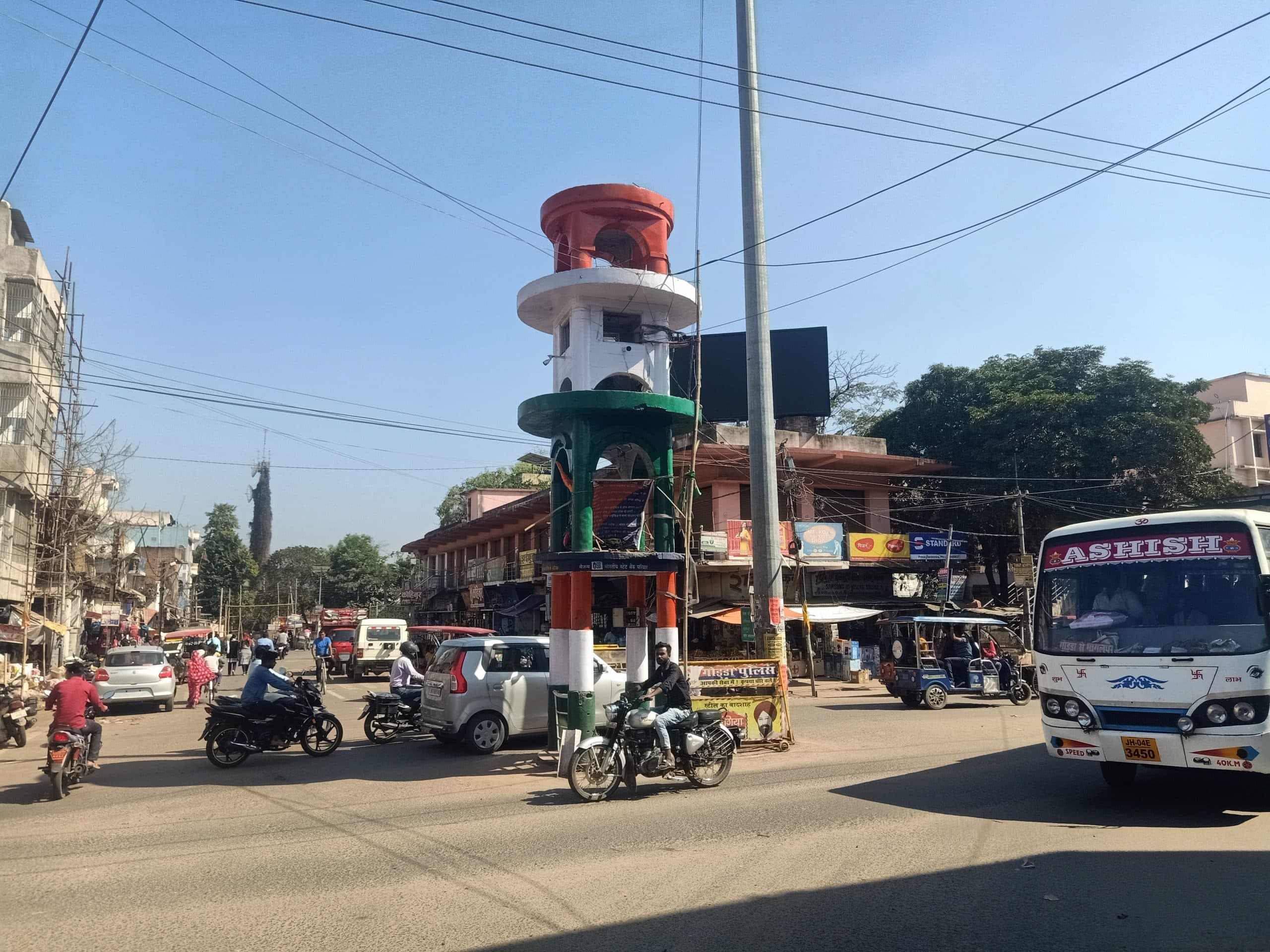 चुनाव सामग्री लेकर बूथों तक पहुंचे मतदान कर्मी, आज डाले जाएंगे वोट