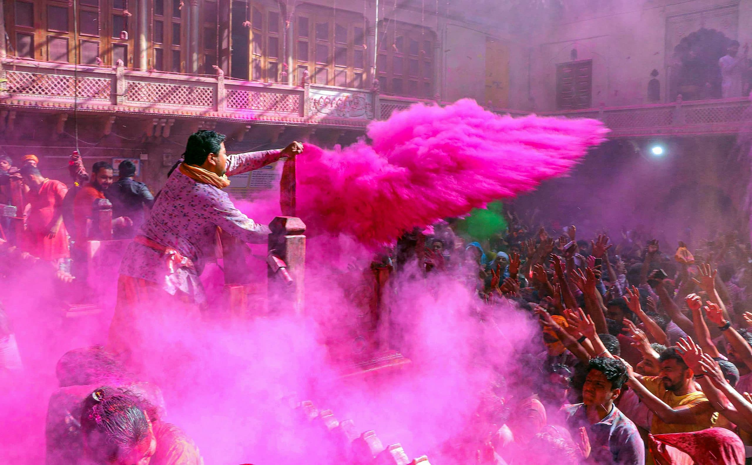 होली मनाएं सबके साथ