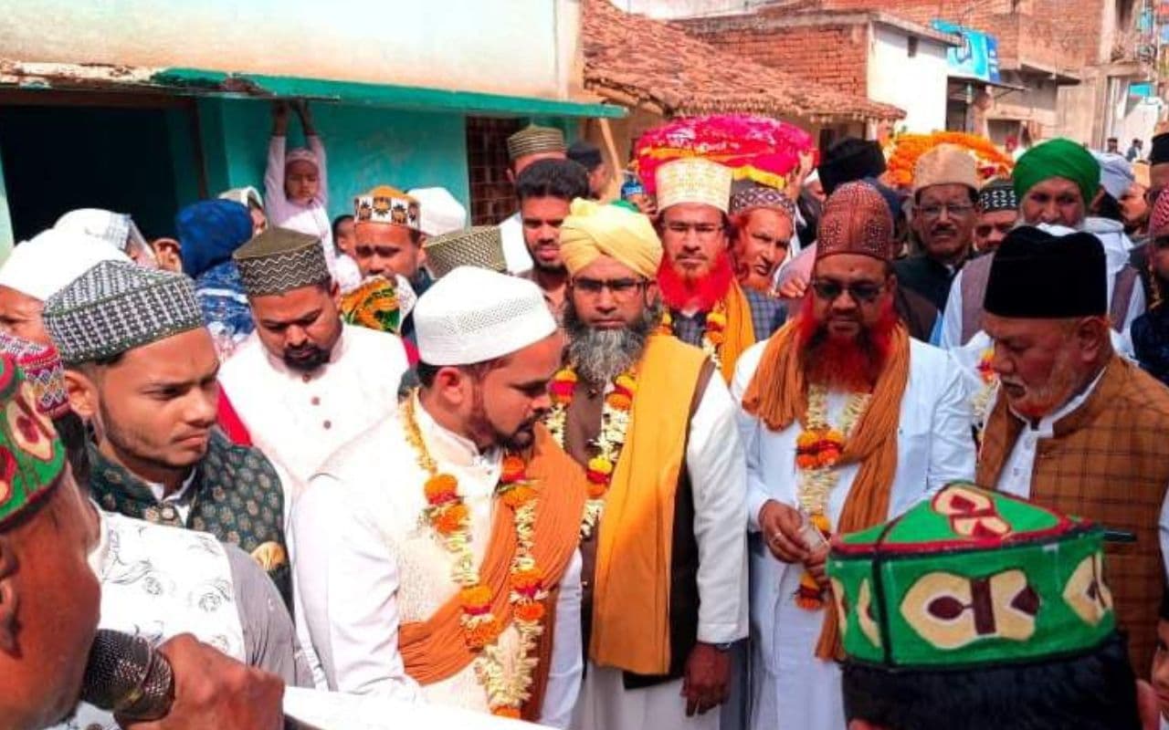 बहुत हसीन है दाता, तेरे मजार का मंजर…, सुरजूडीह में चादरपोशी के साथ उर्स शुरू, उमड़े अकीदतमंद