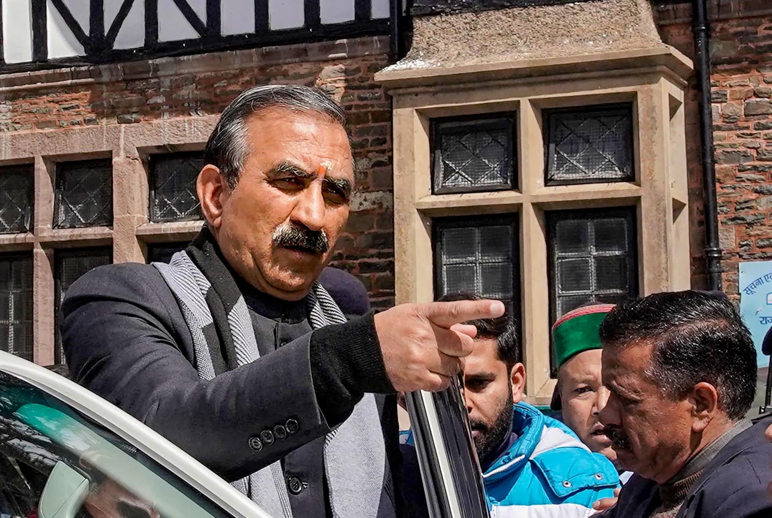 Himachal Pradesh crisis: हिमाचल में कांग्रेस का संकट और बढ़ा, 11 विधायक पहुंचे उत्तराखंड