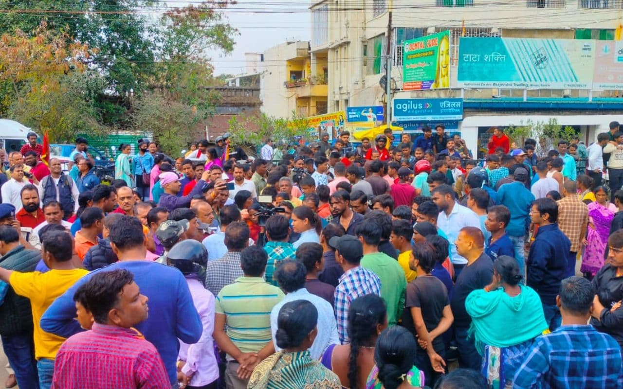 रांची में दीवार गिरने से 2 बच्चों की मौत, गुस्साये लोगों ने हिनू चौक को किया जाम, देखें VIDEO