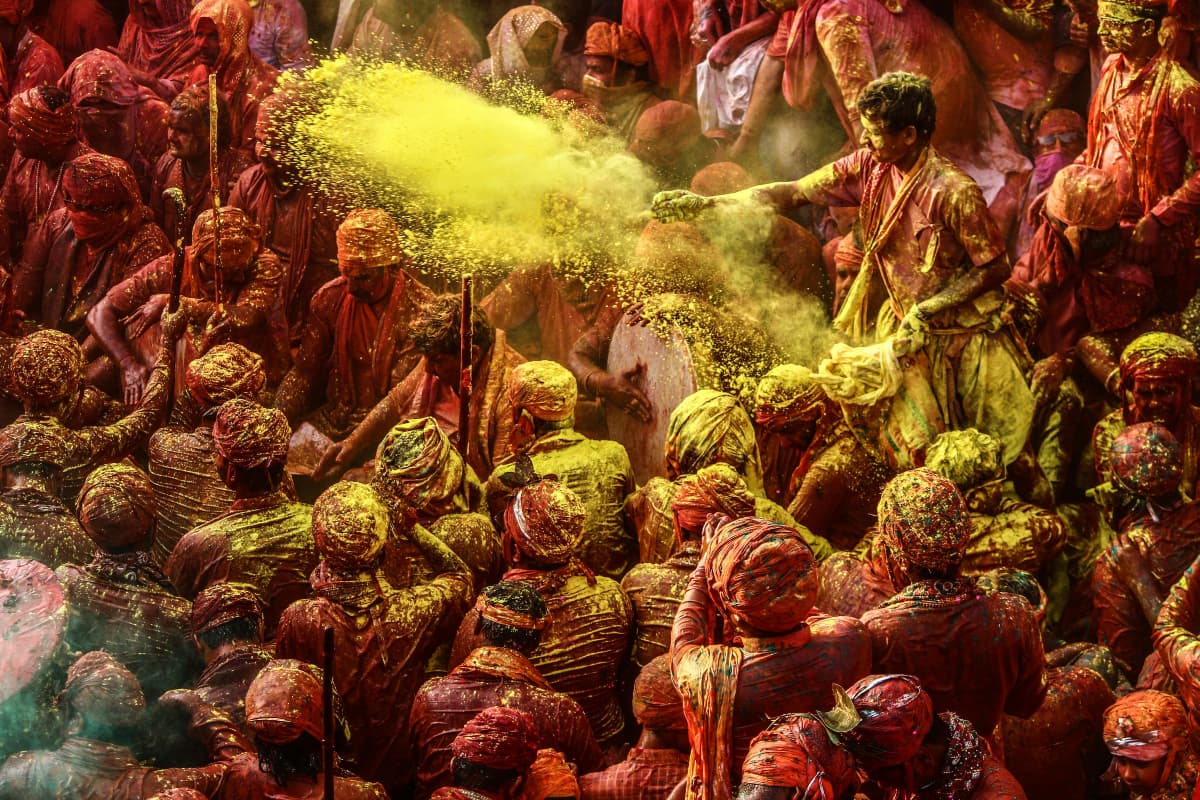 Holi Fashion Tips: होली की शाम दिखें सबसे अलग, इस तरह खुद को करें तैयार