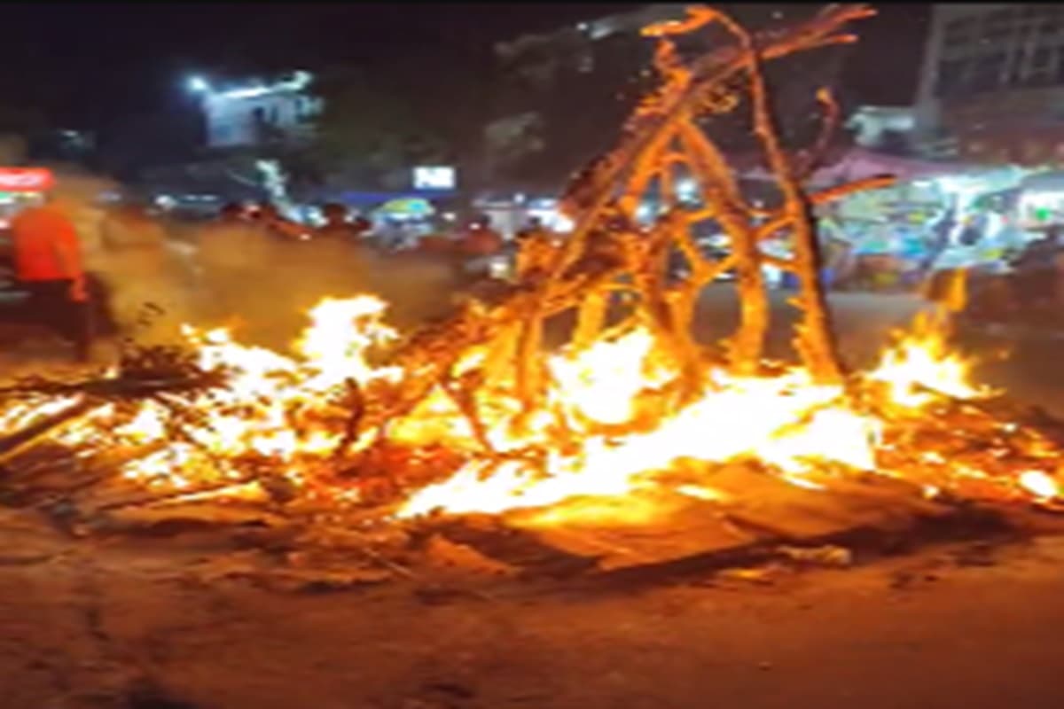 Holi 2024 : होली नहीं फगुआ मानते है झारखंड के आदिवासी, जानें इस त्योहार में क्यों जलाई जाती है सेमल की डाली