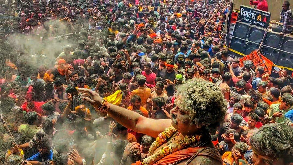 Holi 2024: काशी में खेली गई विश्व प्रसिद्ध मसाने की होली, विदेशी पर्यटकों ने उठाया लुत्फ
