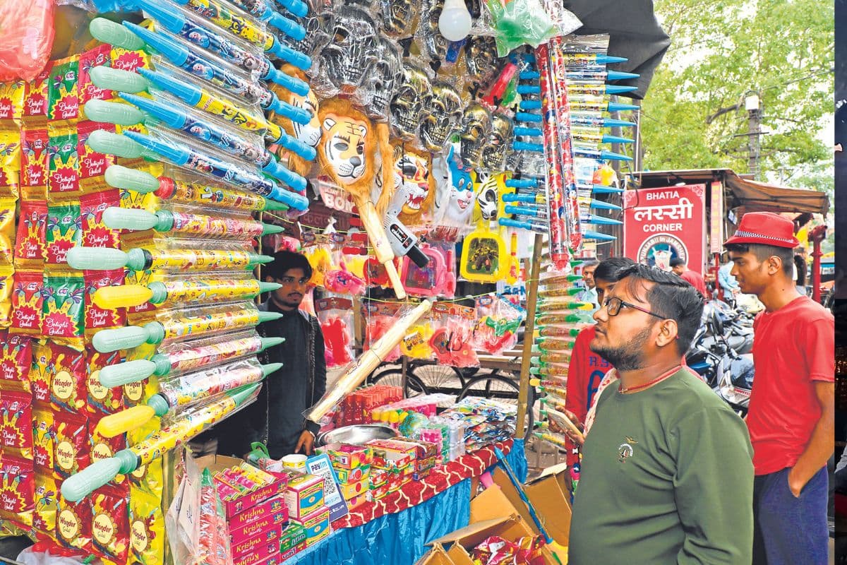 Holi 2024: जमशेदपुर में रंग, गुलाल, पिचकारी व मुखौटों से सजे बाजार, इलेक्ट्रिक गन और बम करेगा रंगों से सराबोर