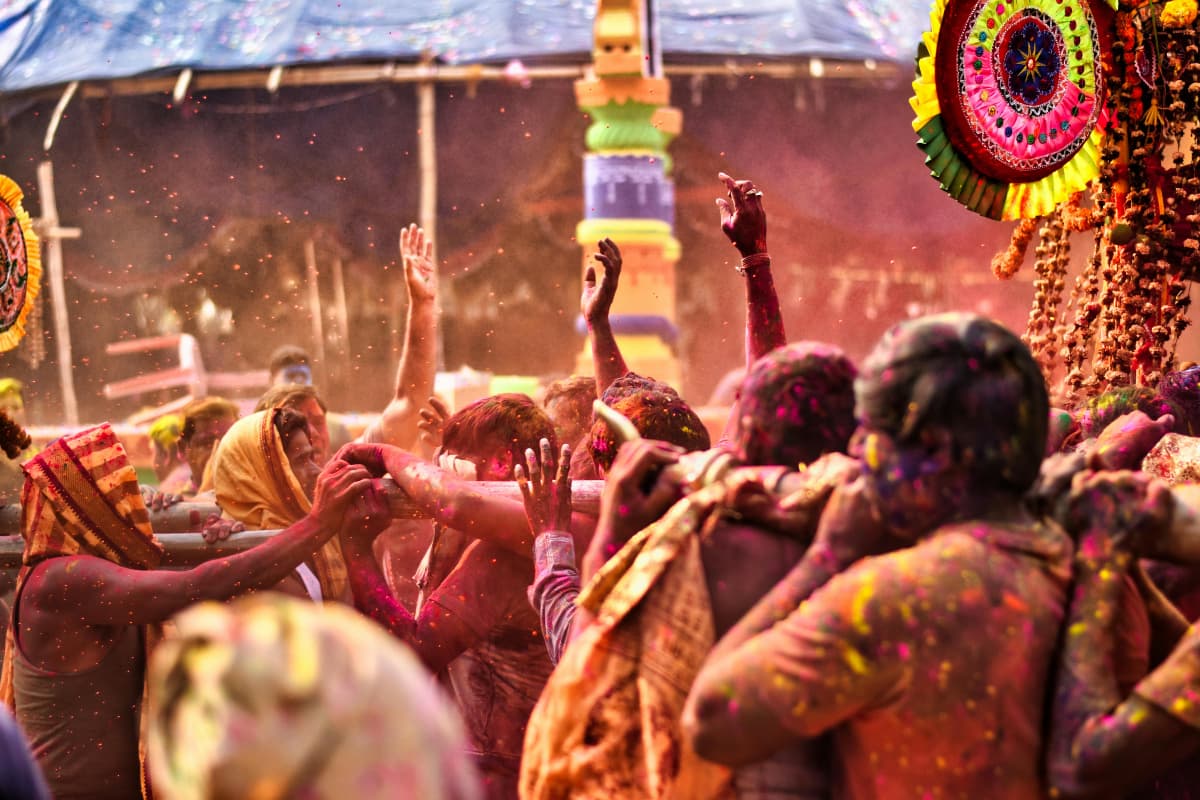 Holi Outfit Ideas: होली में दिखना चाहते हैं सबसे अलग? इन आउटफिट्स को करें ट्राय