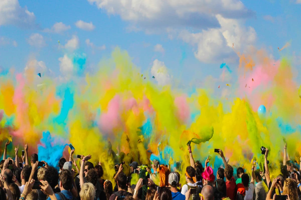 Holi Skin Care Tips: होली के रंगों से अपने स्किन और बालों को इस तरह रखें सुरक्षित, जानें आसान तरीका