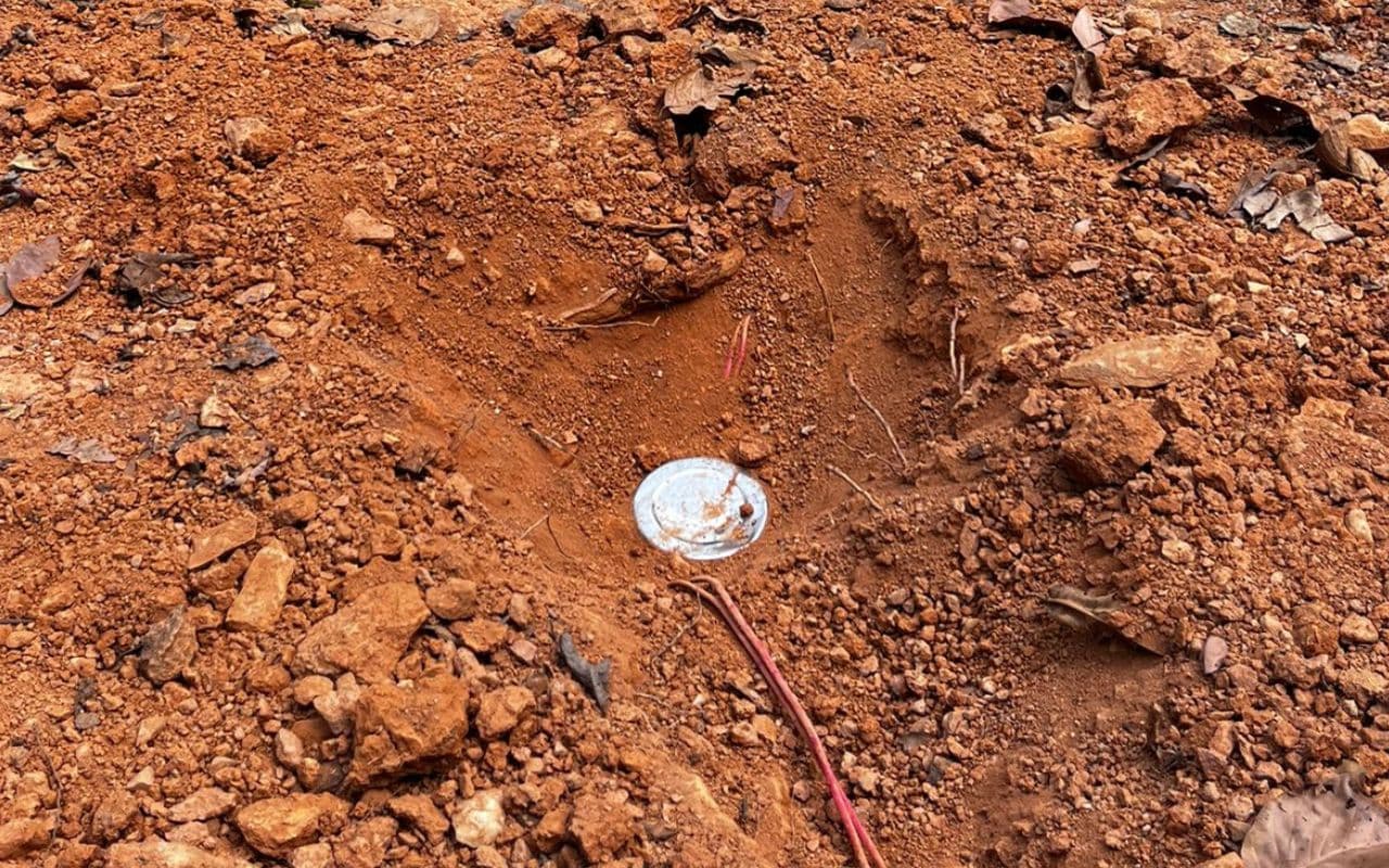 झारखंड में नक्सलियों की बड़ी साजिश नाकाम, टोंटो में 10 आइइडी और गोइलकेरा में 2 स्पाइक होल बरामद