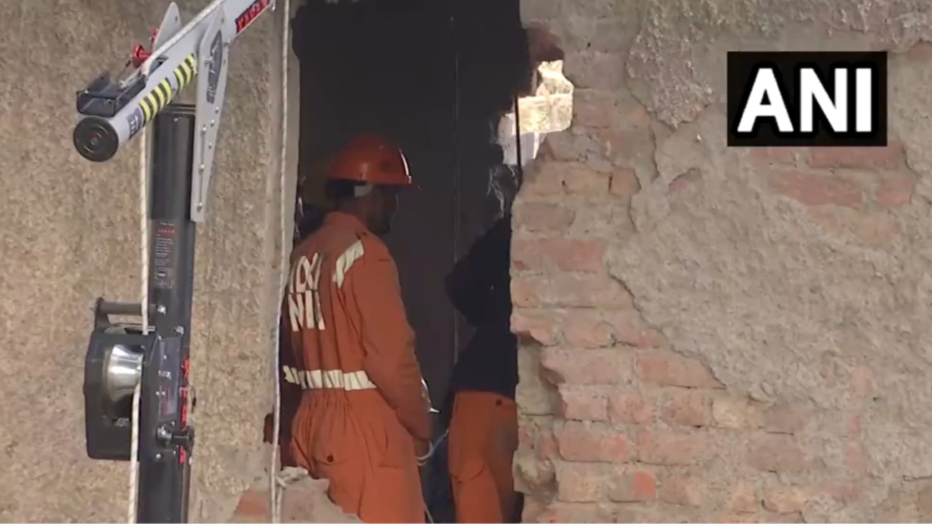 Delhi News: बच्चा 40 फुट गहरे बोरवेल में गिरा, बचाव अभियान जारी