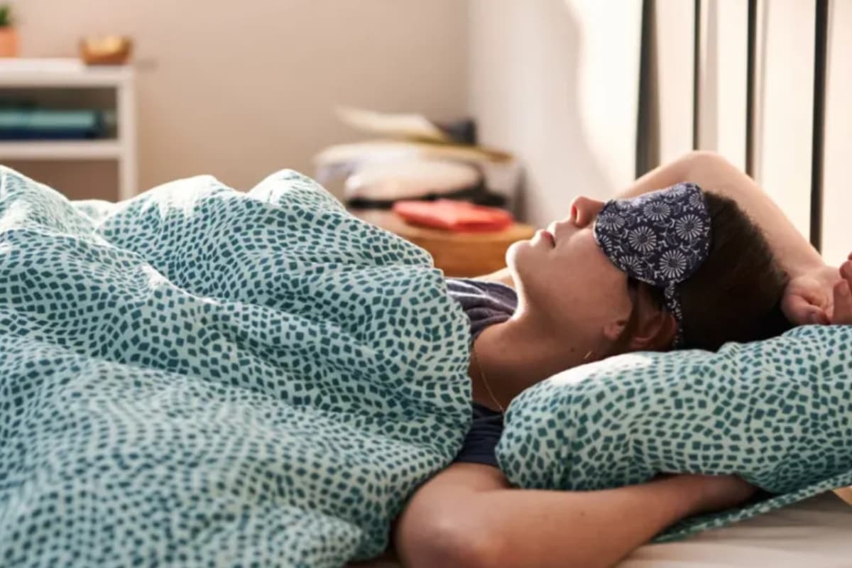 Vastu Shastra: दरवाजे की ओर पैर करके सोना शुभ या अशुभ, जानिए धार्मिक और वैज्ञानिक दृष्टिकोण