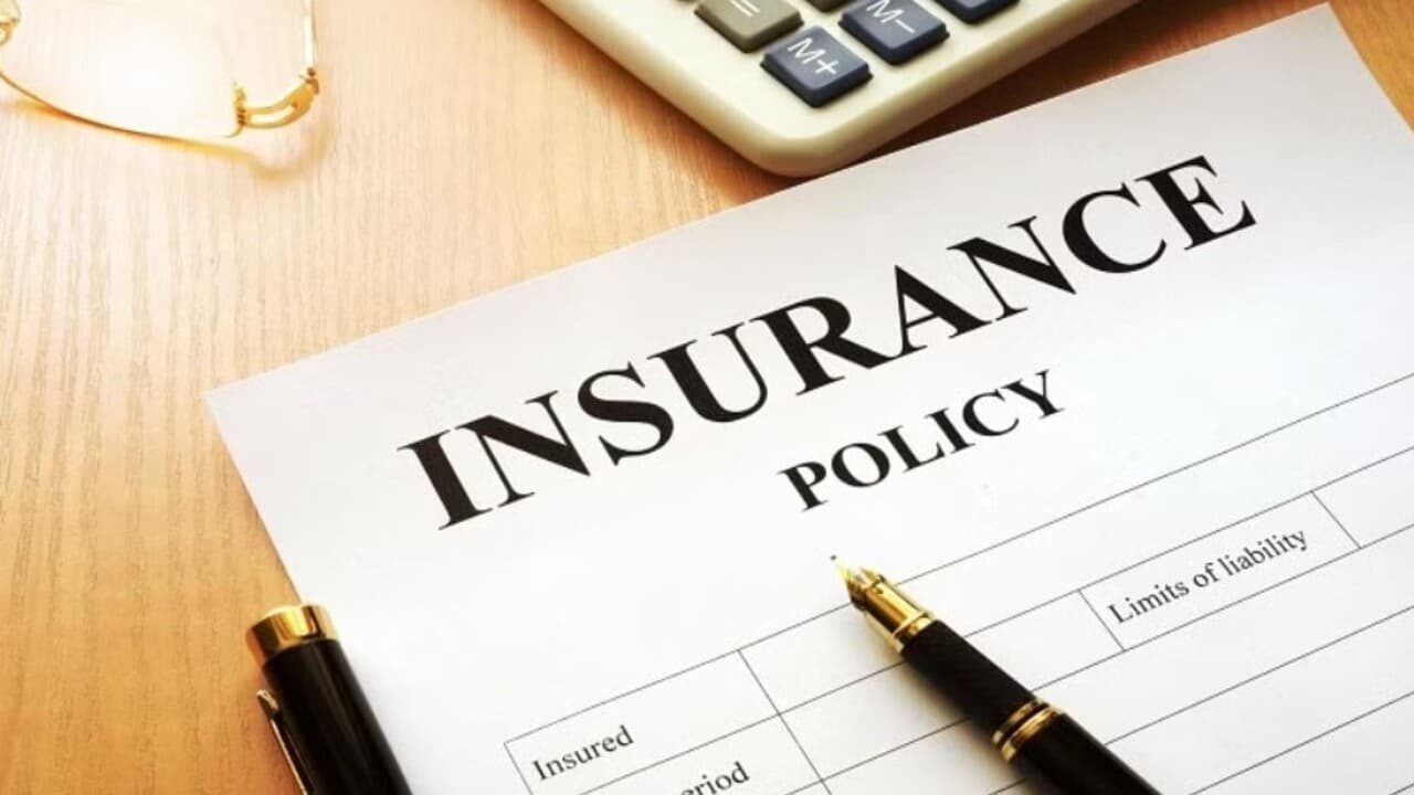 Insurance: बीमा खरीदने वालों को लगा झटका, पॉलिसी सरेंडर पर नहीं मिलेगा ज्‍यादा पैसा, जानें इरडा की नयी गाइडलाइन