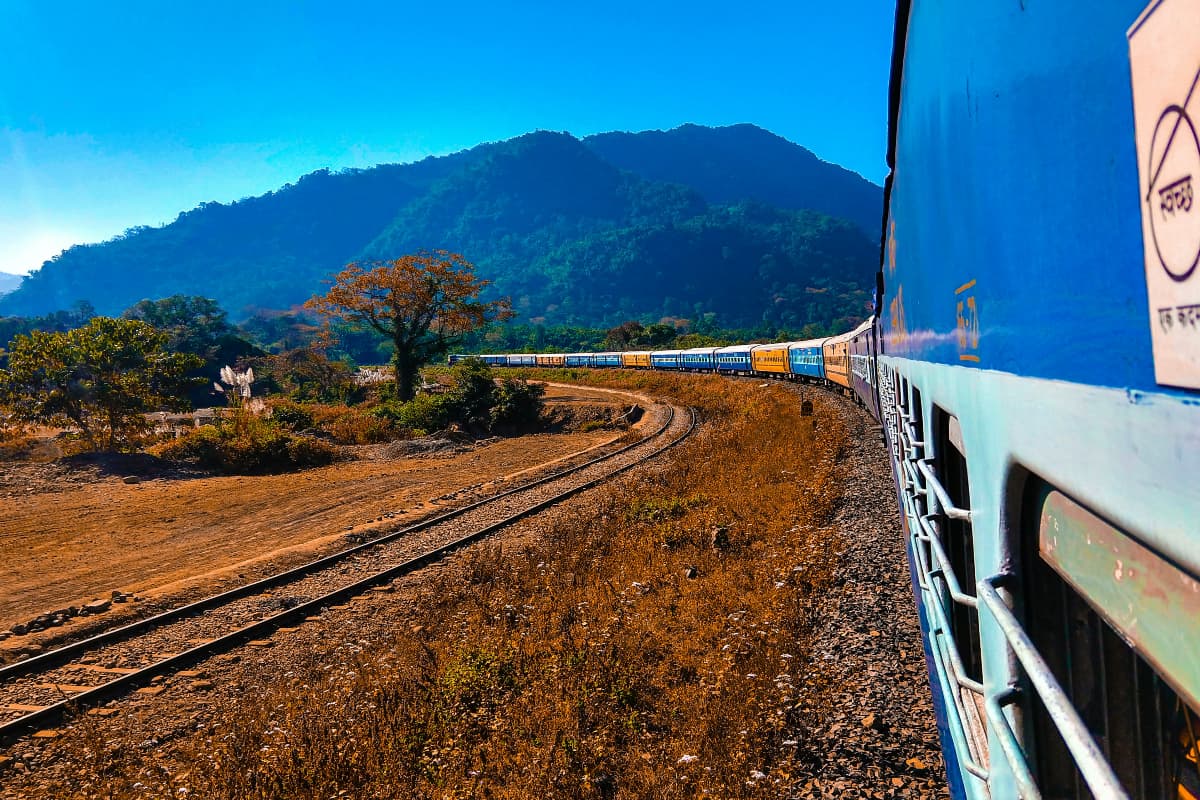 Indian Railways: रेलवे ने दिया बड़ा तोहफा, इस राज्य में यात्रा करने वालों को किराये में मिलेगी 50 फीसदी छूट