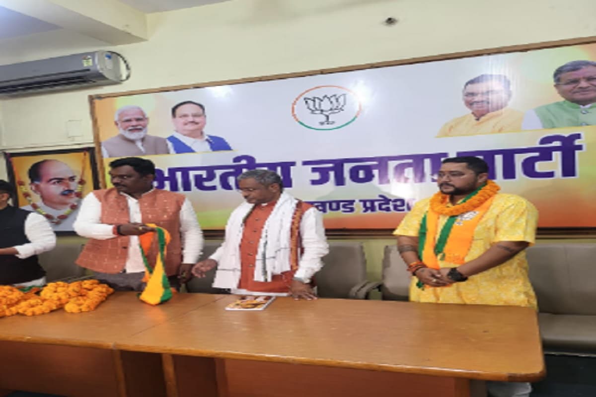 यूथ इंटक के प्रदेशाध्यक्ष रवि चौबे ने सैकड़ों कार्यकर्ताओं के साथ थामा BJP का दामन