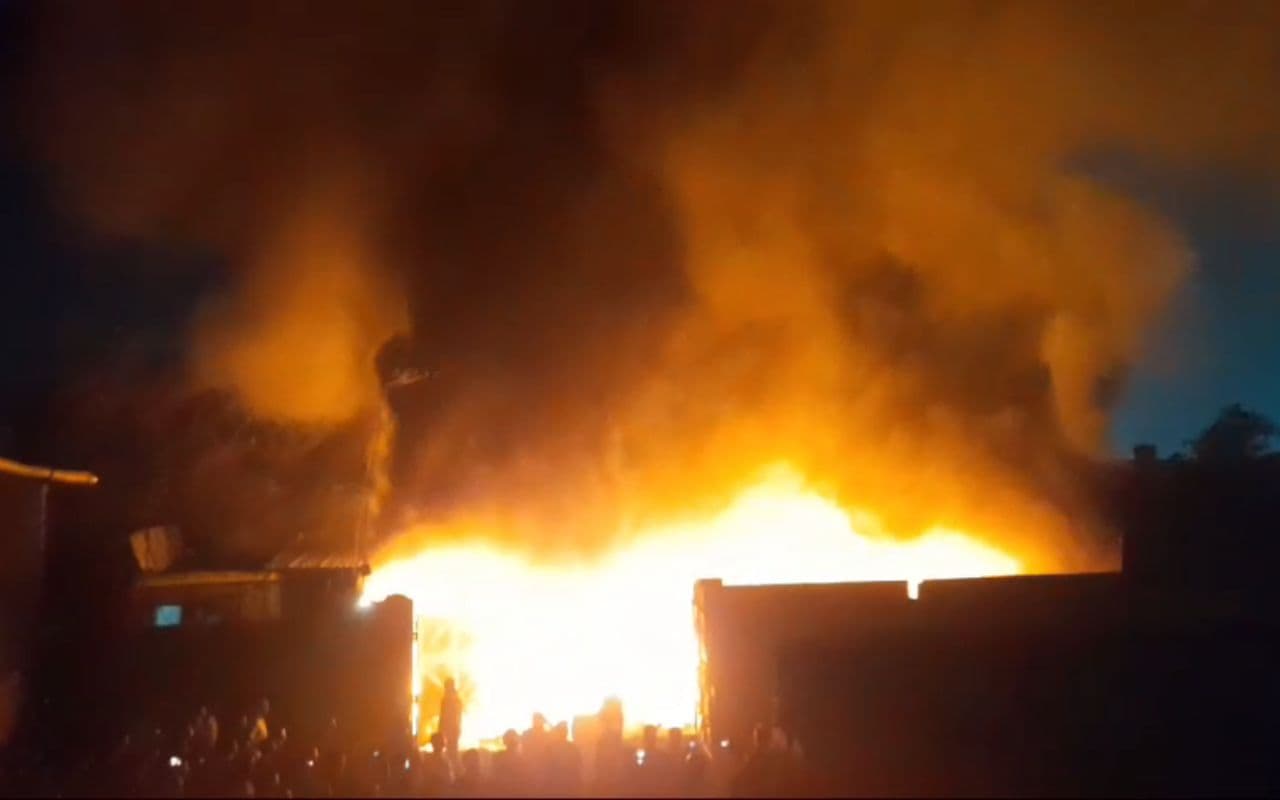 VIDEO: जमशेदपुर के लाल बाबा फाउंड्री के 3 गोदाम में लगी भीषण आग