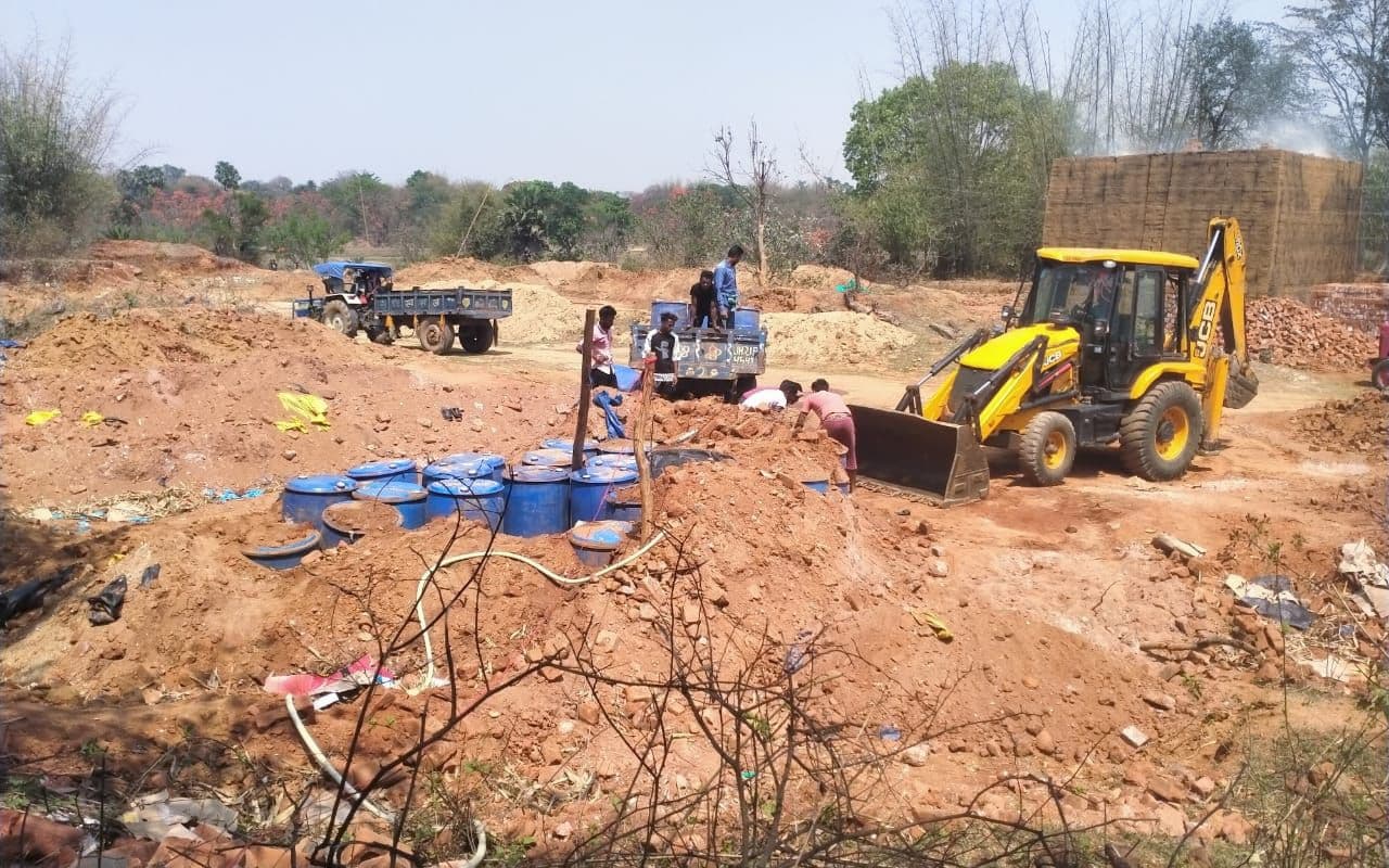 जामताड़ा में अवैध शराब फैक्ट्री का भंडाफोड़, रांची एक्साइज इंटेलिजेंस की कार्रवाई में हजारों लीटर शराब व स्प्रीट जब्त