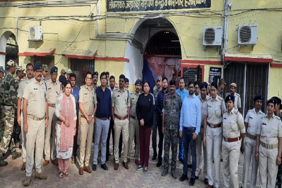 हजारीबाग के जेपी केंद्रीय कारा में डीसी-एसपी ने किया औचक निरीक्षण, जानें क्या है इसकी वजह