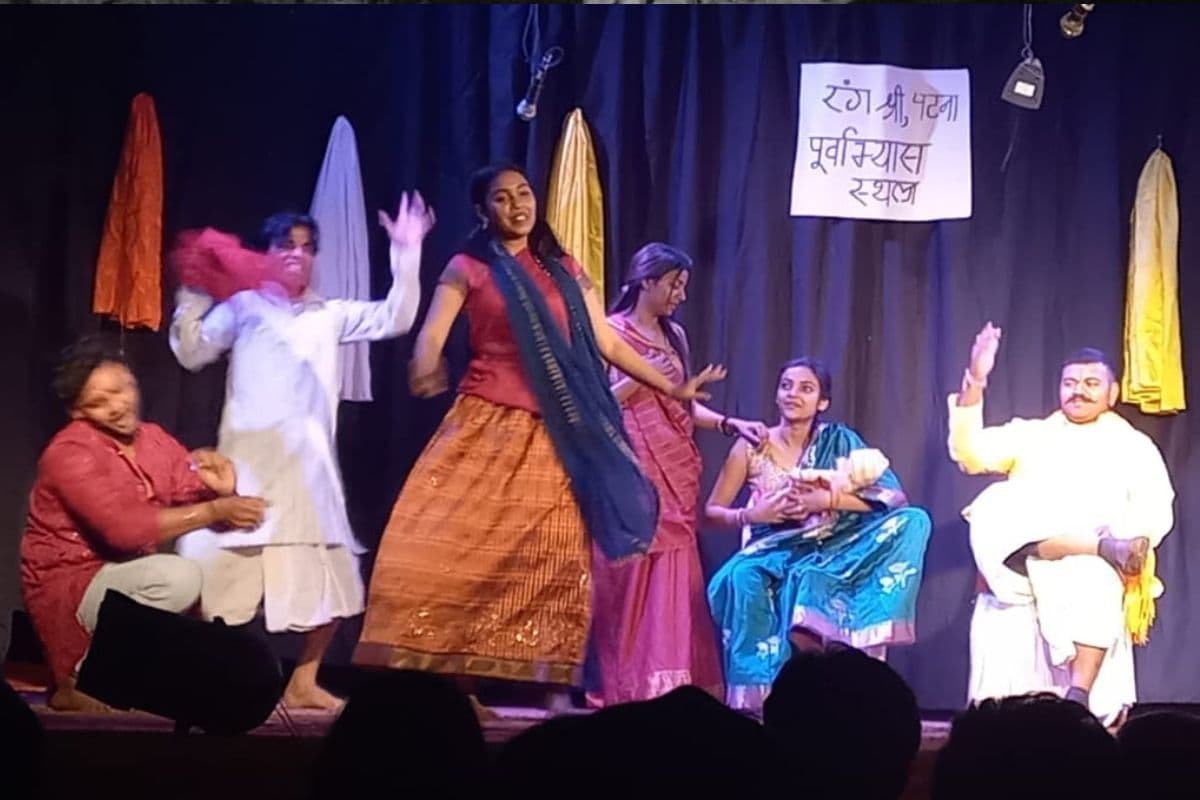 गिरिडीह में कला संगम महोत्सव, कलाकारों ने नाटक व नृत्य से दर्शकों का मोहा मन