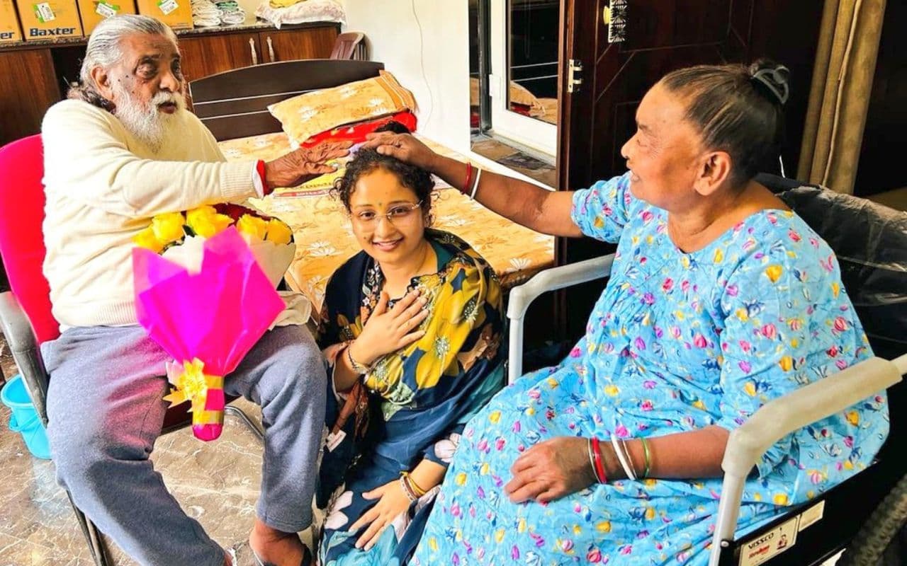 गिरिडीह झामुमो स्थापना दिवस समारोह में हेमंत सोरेन की पत्नी कल्पना सोरेन की राजनीति में लांचिंग
