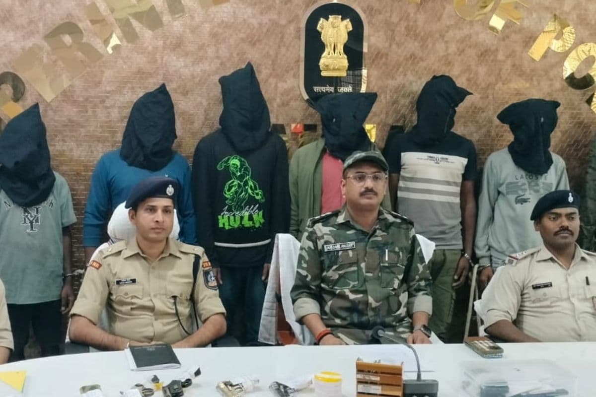 लातेहार पुलिस को मिली बड़ी कामयाबी, लूट की योजना बनाते छह अपराधी हथियार के साथ अरेस्ट