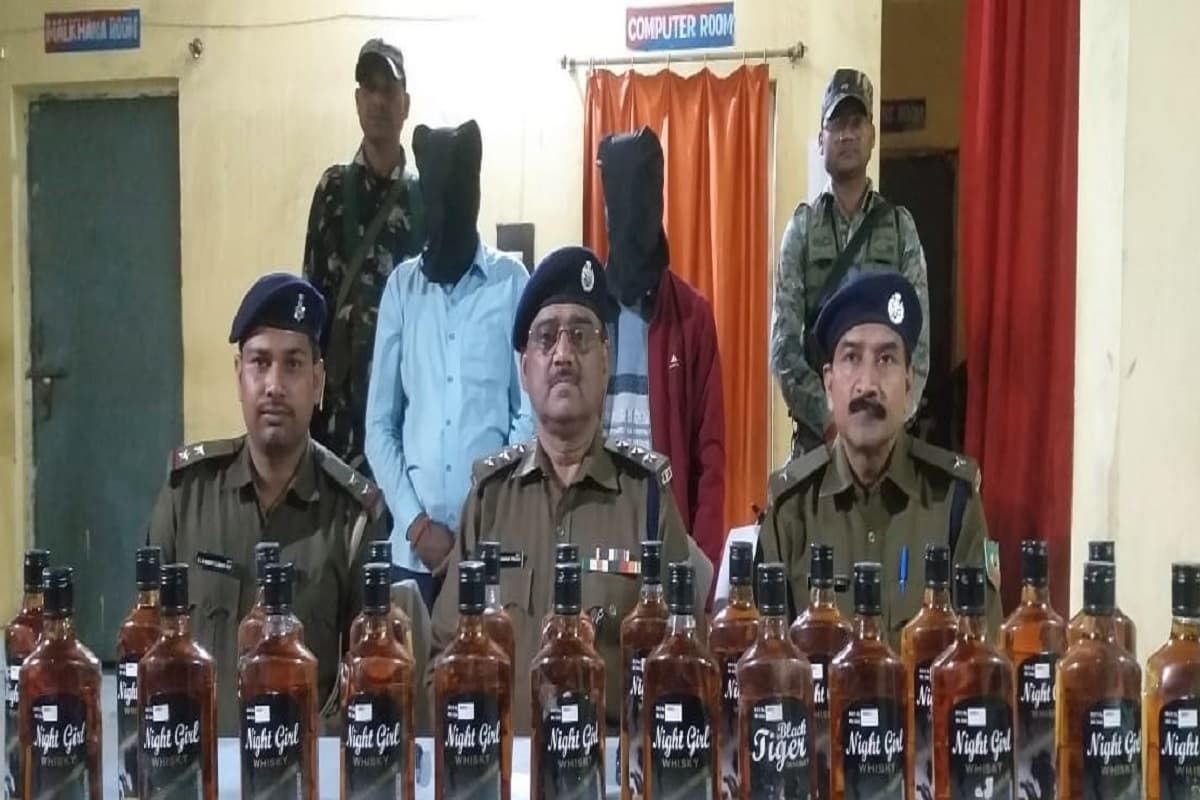 स्वीफ्ट कार और सूमो से हो रही थी नकली शराब की तस्करी, दो पकड़ाये