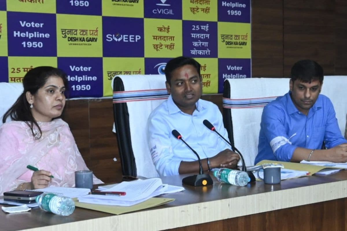 समीक्षा करते भारत निर्वाचन आयोग के सचिव संतोष कुमार