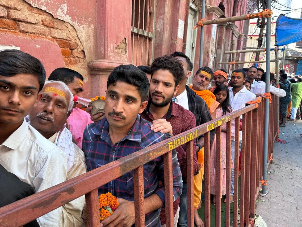 महाशिवरात्रि पर बाबा मंदिर में श्रद्धालुओं का सैलाब, 5000 कार्ड जारी करने से मची अफरातफरी