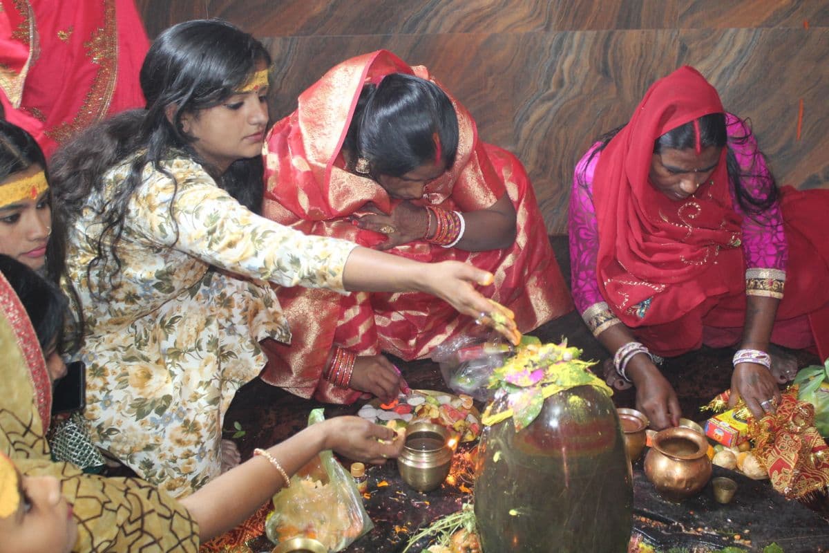 महाशिवरात्रि पर गिरिडीह के शिवालयों में उमड़ा आस्था का सैलाब, श्रद्धालुओं ने बाबा भोलेनाथ का किया जलाभिषेक