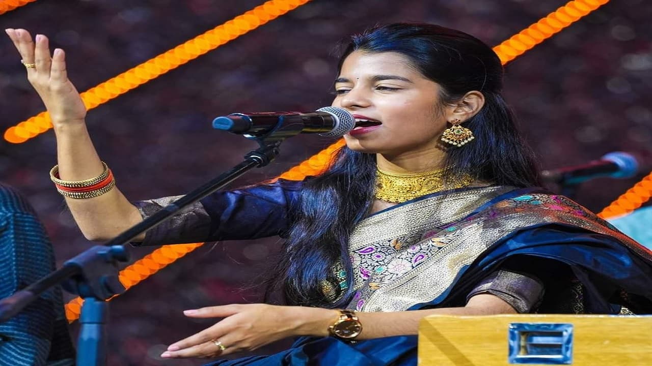 बिहार की गायिका मैथिली ठाकुर को मिला नेशनल क्रिएटर्स पुरस्कार, पीएम मोदी ने कार्यक्रम में किया सम्मानित