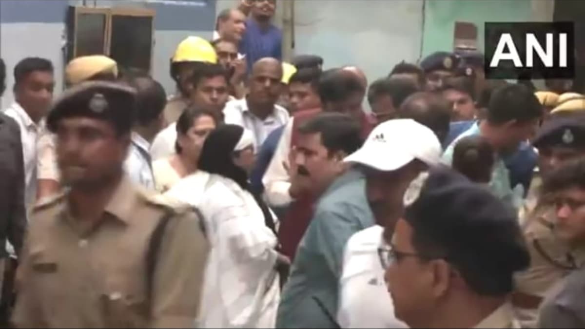 कोलकाता : गार्डेनरीच में निर्माणाधीन मकान झोपड़पट्टी पर गिरा, 2 की मौत, कई घायल, राहत कार्य जारी