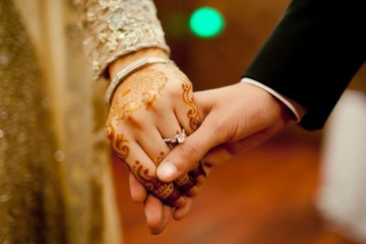 Happy Married Life Remedy Tips: बेडरूम के दरवाजे पर बांधें इस पेड़ की जड़, जीवनसाथी से नहीं होगी अनबन