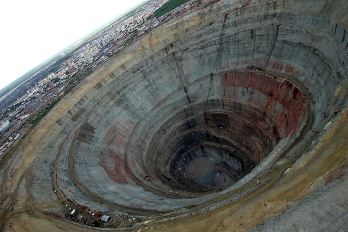 Mir Mine Russia: हवाई जहाज को भी निगल जाती है रहस्यों से भरी ये खान