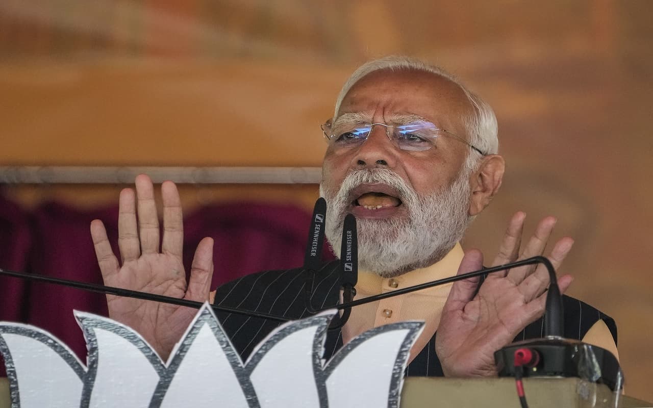 बिहार: बेतिया में पीएम मोदी ने लालू परिवार को निशाने पर लिया, जंगलराज और जमीन के बदले नौकरी पर बोले..