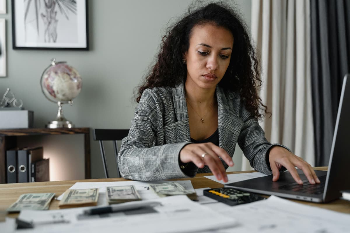 Financial Tips: बिटिया को शुरू से ही सिखाएं बचत की तरकीब, ताकि जीवन में बने आत्मनिर्भर