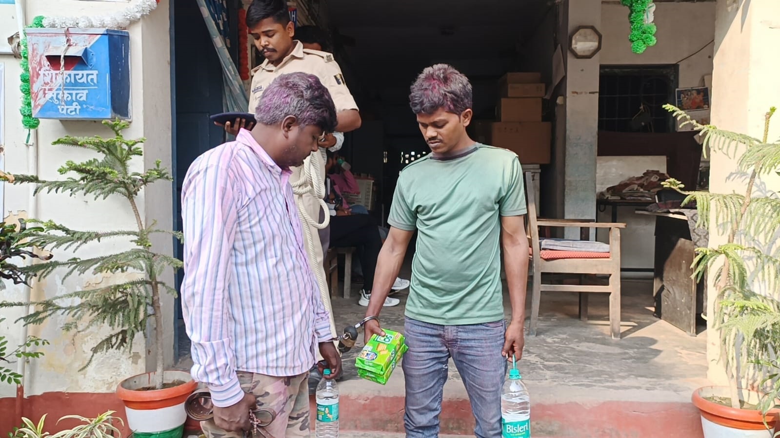 Bihar News मुजफ्फरपुर में शराब की सूचना पर पहुंची पुलिस पर हमला, आठ गिरफ्तार