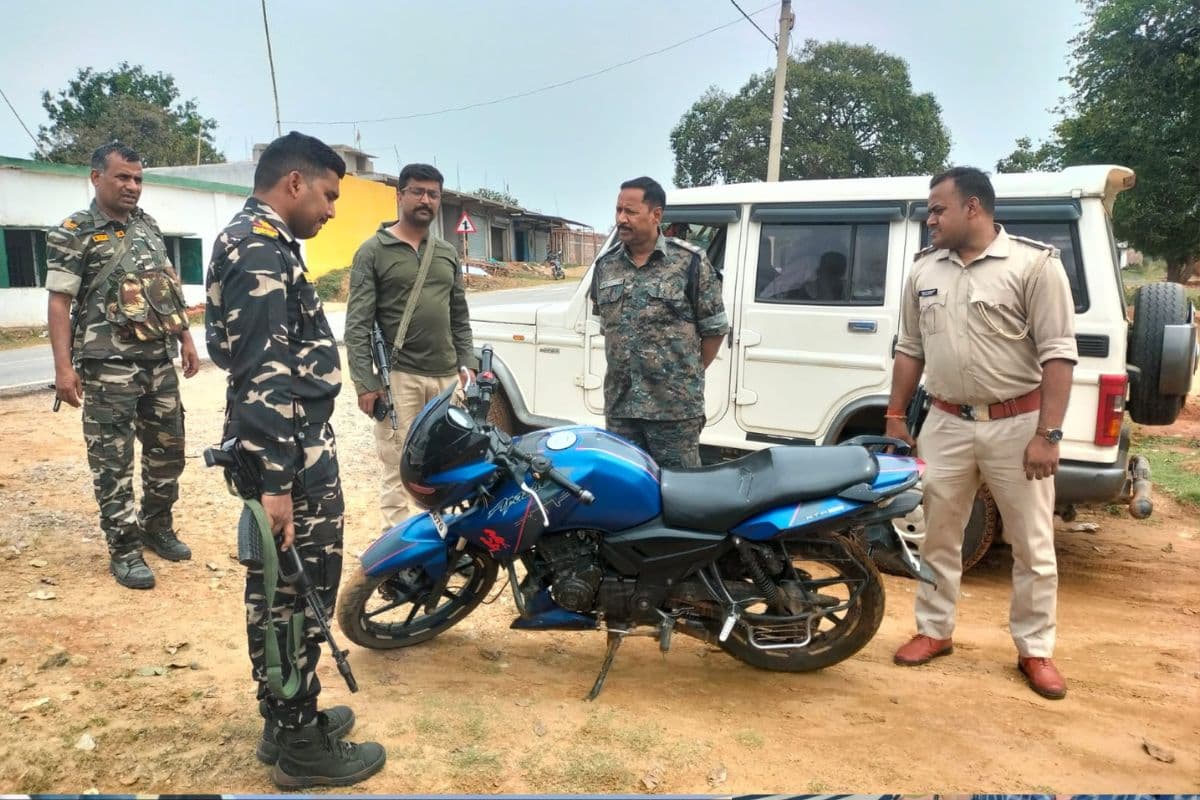 रांची के बुढ़मू जंगल से नक्सली दिलेश्वर गंझू गिरफ्तार, बाइक बरामद, टीएसपीसी का सदस्य ऐसे चढ़ा पुलिस के हत्थे