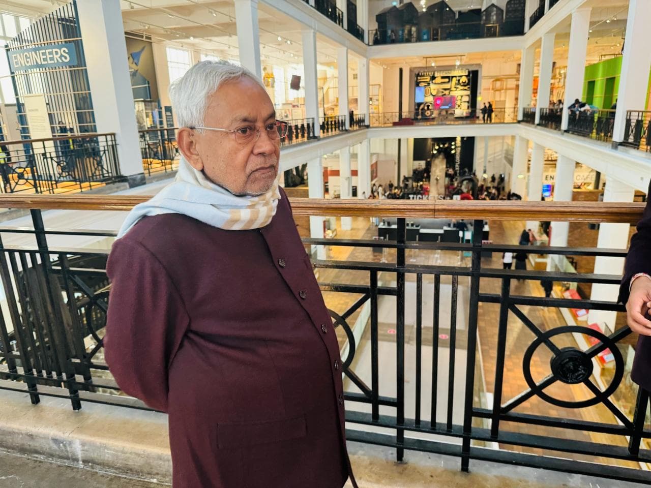 विदेश यात्रा से रिटर्न हुए सीएम नीतीश कुमार, कैबिनेट विस्तार और सीट शेयरिंग को लेकर चर्चा तेज विदेश यात्रा से रिटर्न हुए सीएम नीतीश कुमार, कैबिनेट विस्तार और सीट शेयरिंग को लेकर चर्चा तेज