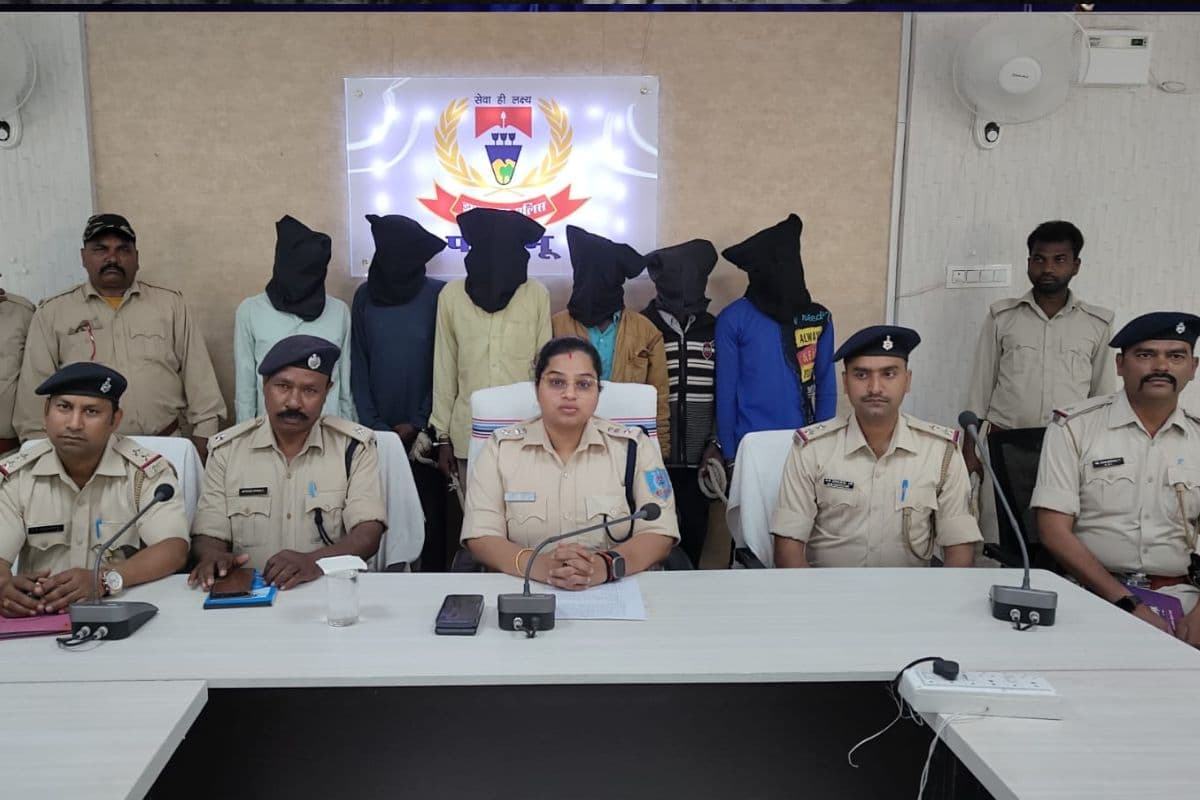 पलामू में बेटी की हत्या कर शव छिपाने के आरोपी पिता समेत छह गिरफ्तार, कुल्हाड़ी बरामद