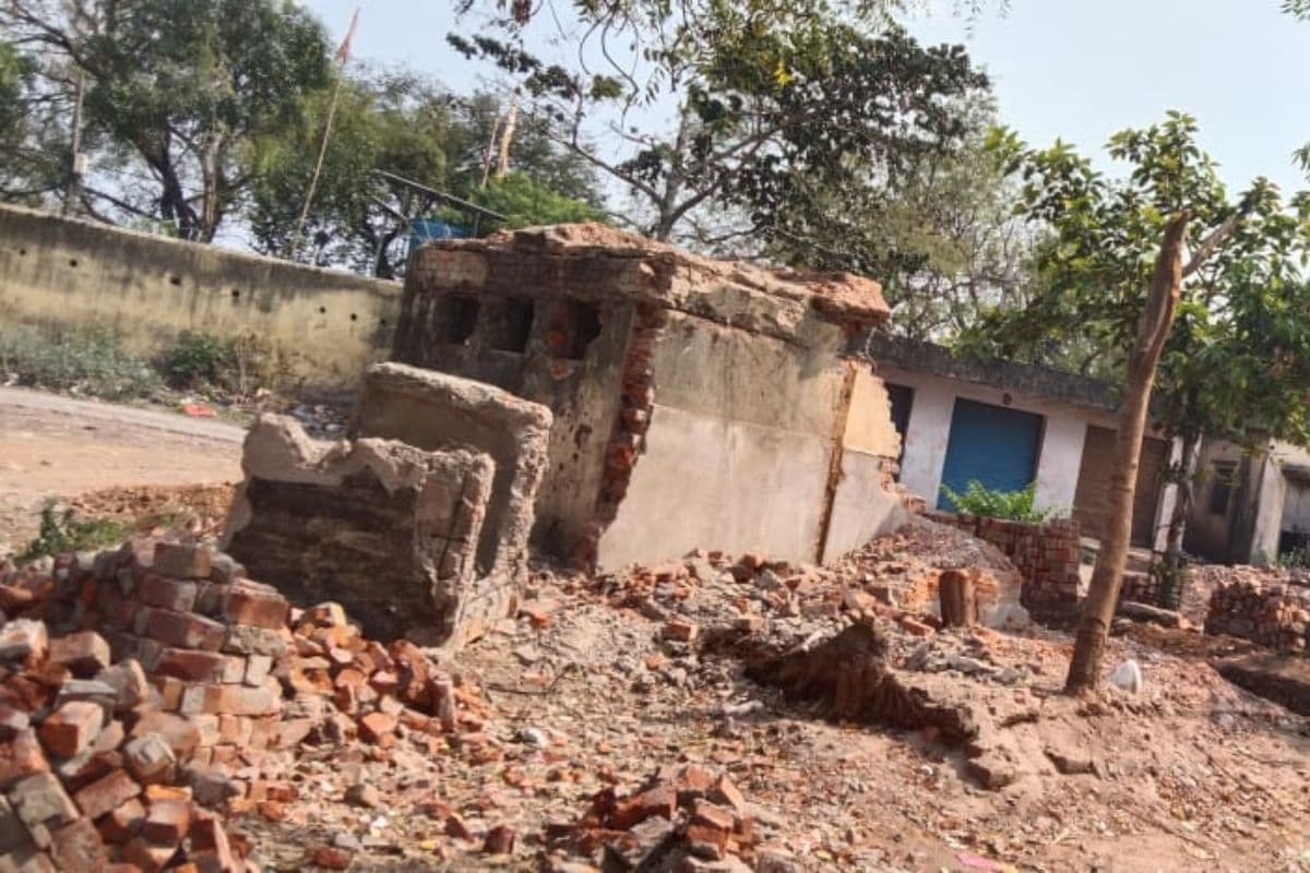 जमशेदपुर में परसुडीह मंडी का क्षतिग्रस्त शौचालय व्यापारी को आवंटित, धालभूमगढ़ के बिजनेसमैन टॉयलेट तोड़ बना रहे दुकान