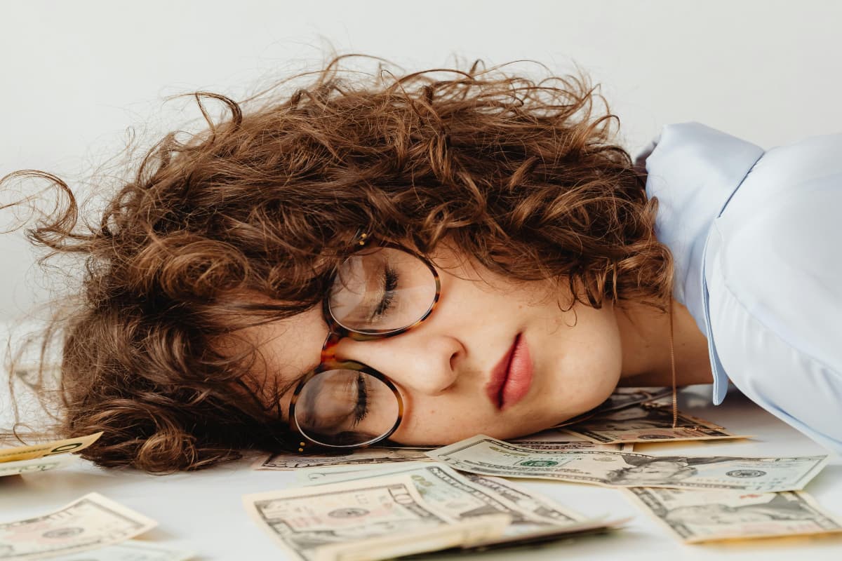 Personal Finance: अकेली महिलाएं इस तरह करें पैसों की बचत, आप भी जानें