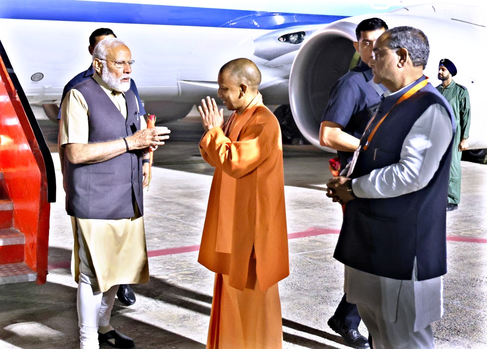 PM Modi Varanasi Visit: पीएम नरेंद्र मोदी वाराणसी पहुंचे, रोड शो करेंगे, काशी विश्वनाथ की शयन आरती में होंगे शामिल