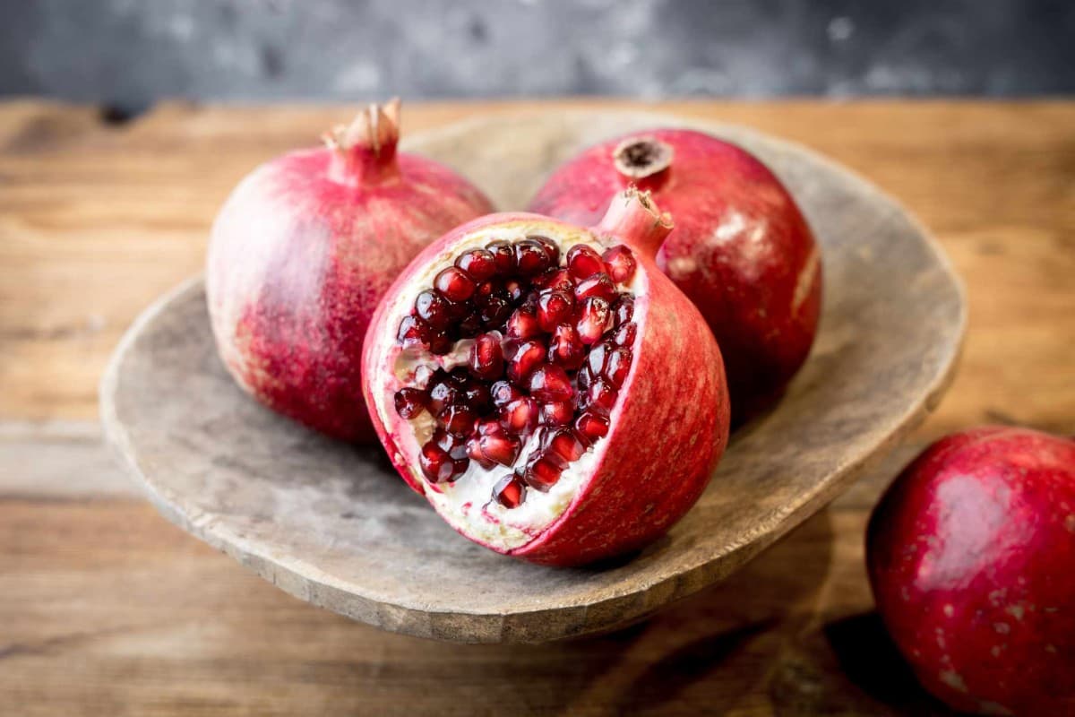 Pomegranate Side Effects: ये 5 लोग अनार खाने से बचें, वरना लग जाएगी हेल्थ की वाट