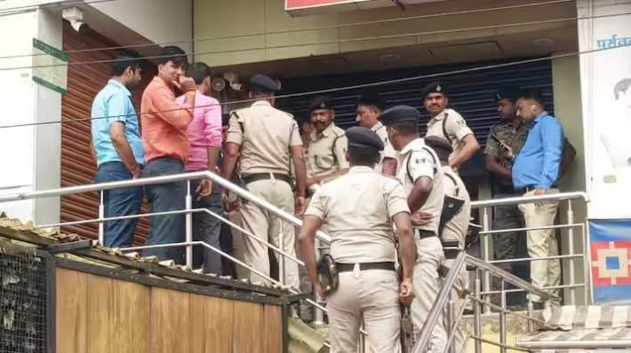 बेगूसराय में बैंक लूट, 20 लाख से अधिक राशि लेकर भागे लुटेरे